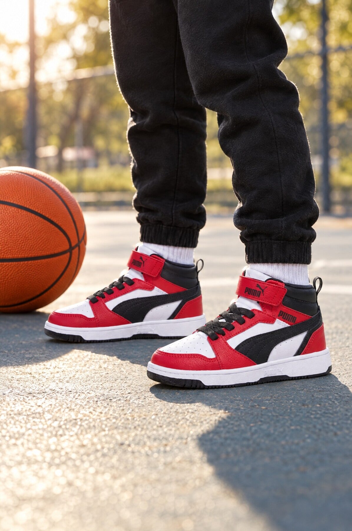 Puma Rebound V6 Mid kırmızı-beyaz-siyah çocuk sneaker, basketbol sahasında