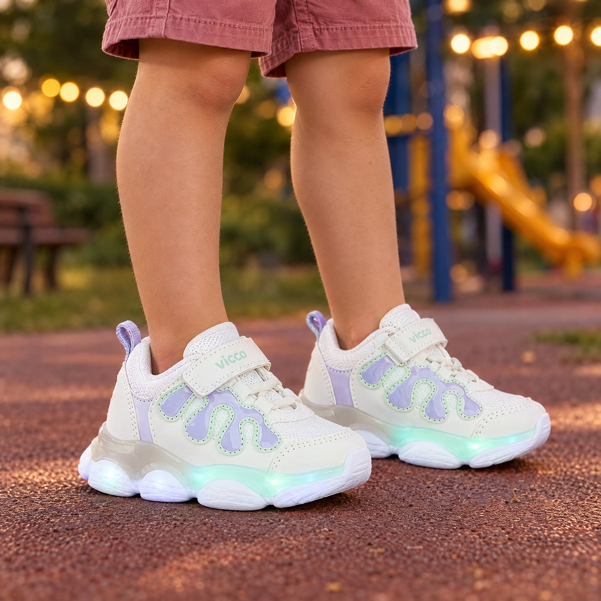 Vicco Gora Beyaz Işıklı Kız Çocuk Sneaker - çocuk ayağında kullanım görseli