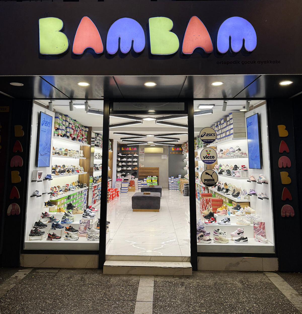 Bambam Çocuk mağazası, Menderes Caddesi Buca İzmir: vitrin ve BAMBAM tabelası