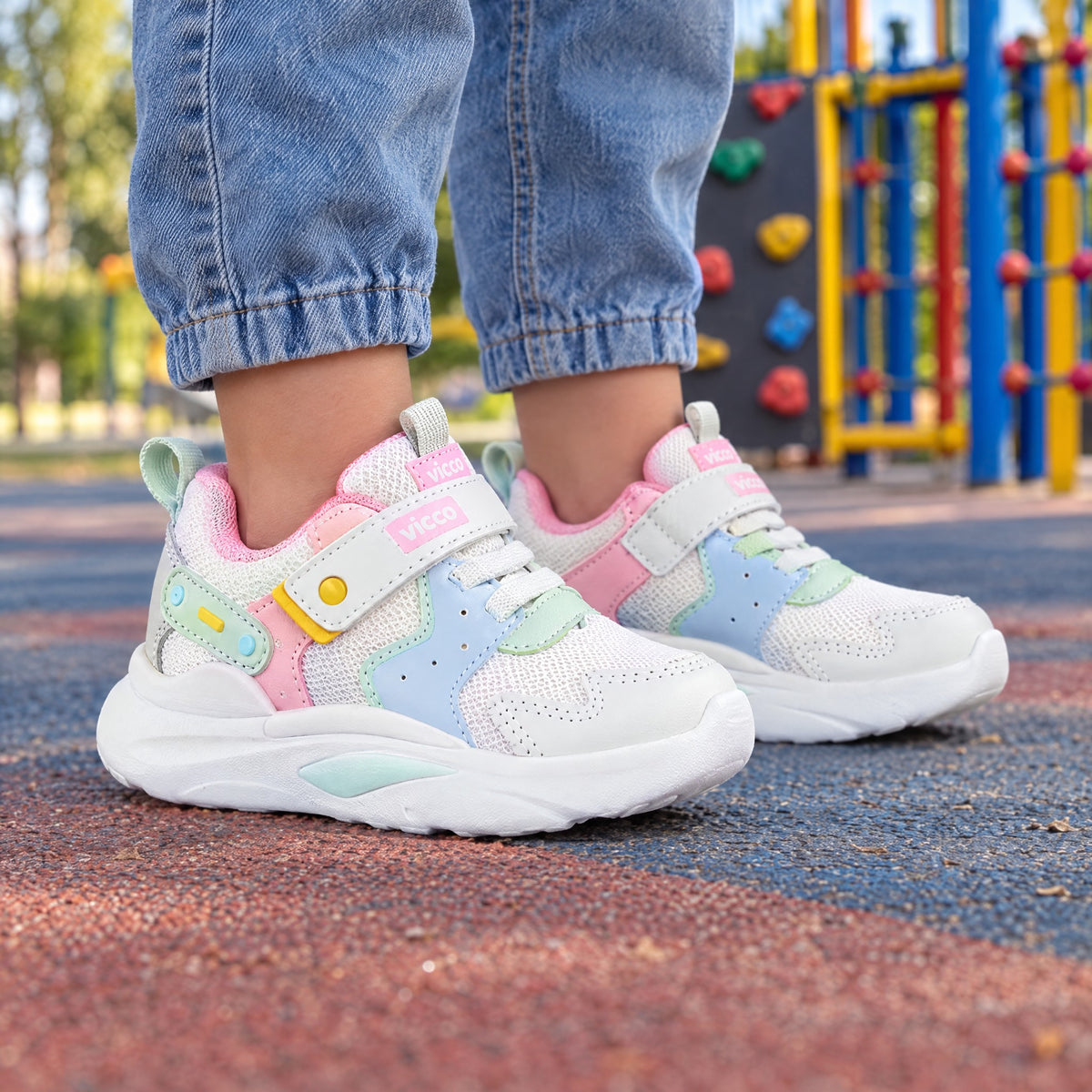 Vicco Birdy Beyaz Kız Çocuk Sneaker - çocuk ayağında kullanım görseli